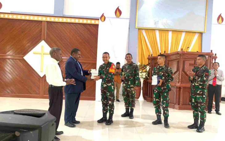 Penyerahan Alkitab di Gereja Injil Indonesia Kobagma