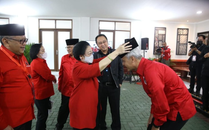 Momen Bu Mega merapikan kopiah Ganjar Pranowo 