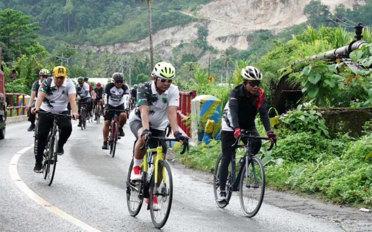Pangdam Kasuari Mayjen TNI Gabriel Lema gowes bersama prajuritnya 