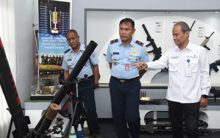 Wadan Koharmatau Marsma TNI Joseph Rizki Prabowo saat menerima pemaparan Dirut PT Pindad Abraham Mose