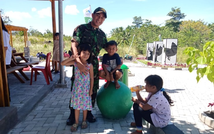 Tiga Anak Kecil Dekati Dandim 1310/Bitung Ajak Dandim Bercanda 