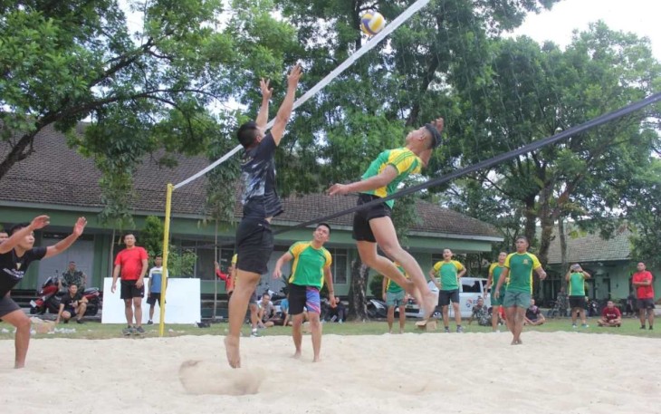 Semangat membara lomba voli antar peleton Menarmed 2 Kostrad 