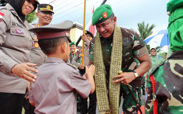 Pangdam XII/Tpr Mayjen TNI Iwan Setiawan saat disambut Pocil saat kunjungan ke Polres Sambas
