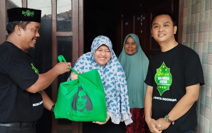 Tim Filantropi saat Sebar Bantuan Paket Sembako