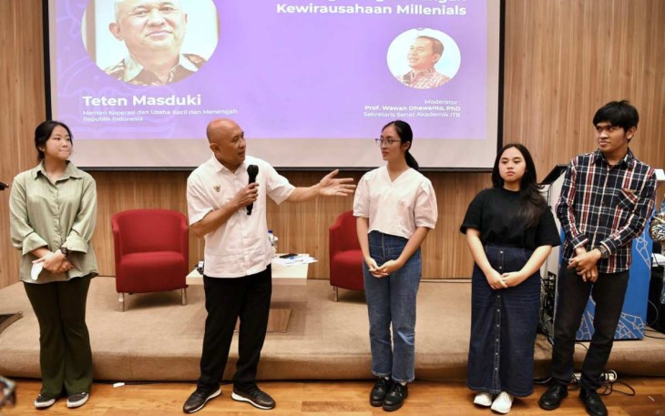 MenkopUKM Teten Masduki bersama mahasiswa ITB