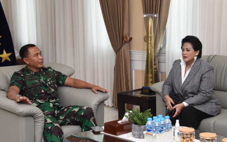 Dankodiklatal Letjen TNI (Mar) Suhartono bersama Dr. Connie Rahakundini Bakrie 