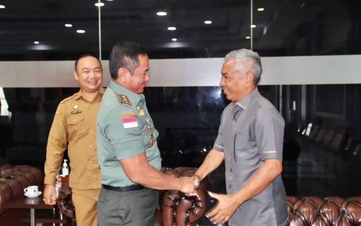 Pangdam XII/Tpr Mayjen TNI Iwan Setiawan saat menerima bupati Ketapang 