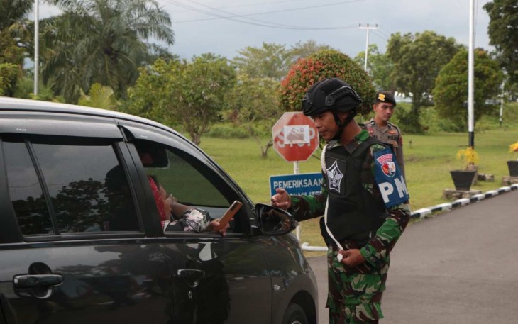 Personel Lanud Sutan Sjahrir saat pengecekan pengunjung Penas KTNA XVI 2023 
