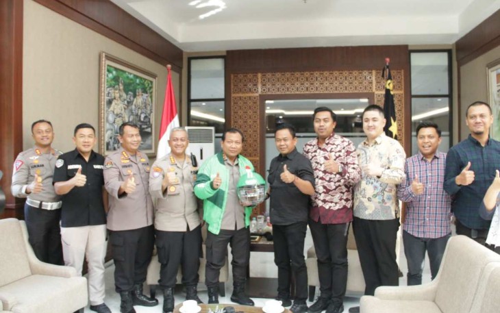 Kapolda Jatim Irjen Pol Toni Harmanto bersama driver online
