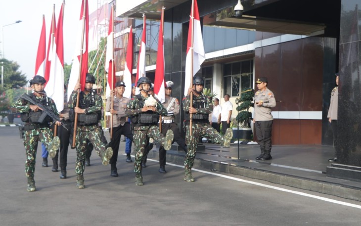 Kapolda Jatim Irjen Pol Toni Harmanto saat upacara penyerahan air suci