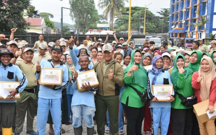 Danrem 023/KS Kol Inf Lukman Hakim bersama masyarakat 