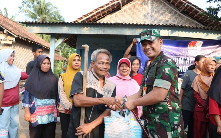 Danlanud BNY Letkol Pnb Yosi Hadi Wiyanto saat memberikan paket sembako dalam program Jum'at Berbagi 