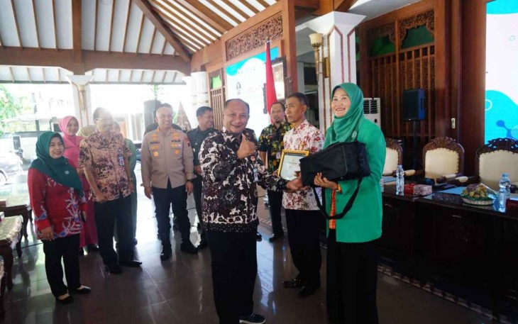 Penyerahan alat fortifikasi yodium portable dan iodine test kit pada perwakilan