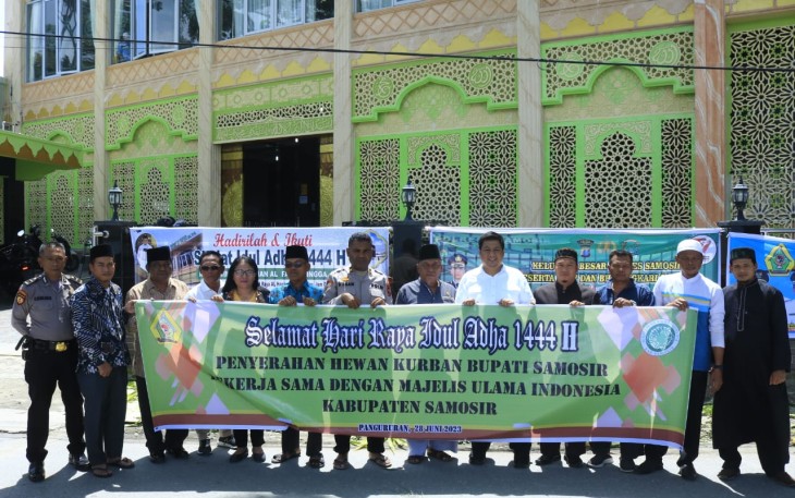 Bupati Samosir Serahkan Hewan Kurban 