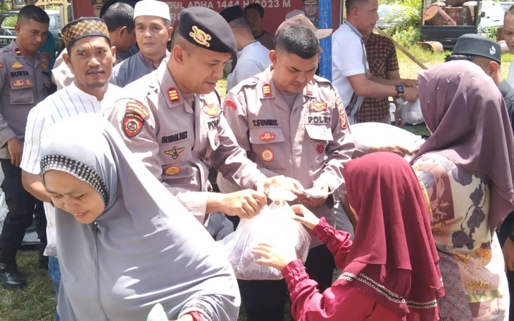 Polres Aceh Timur Bagikan Daging Kepada Anak Yatim 