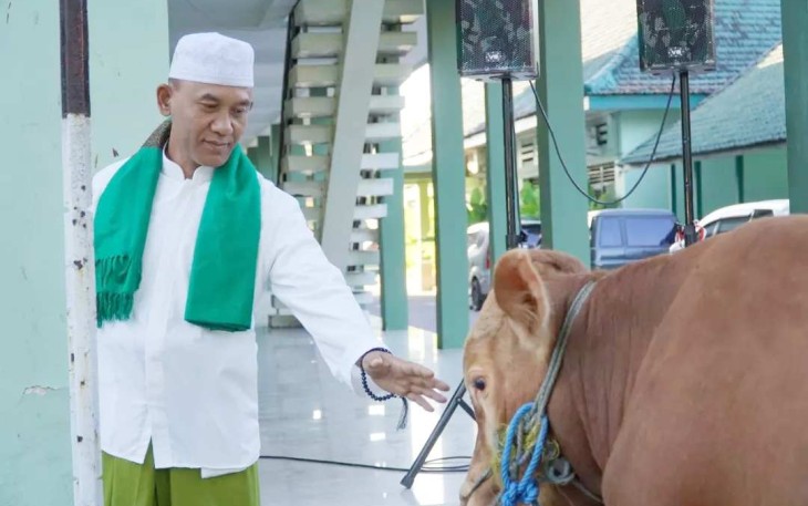 Danrem 081/DSJ Kolonel Inf H. Sugiyono saat menyerahkan hewan qurban 
