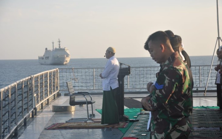 Prajurit TNI AL Sholat Idul Adha di Laut