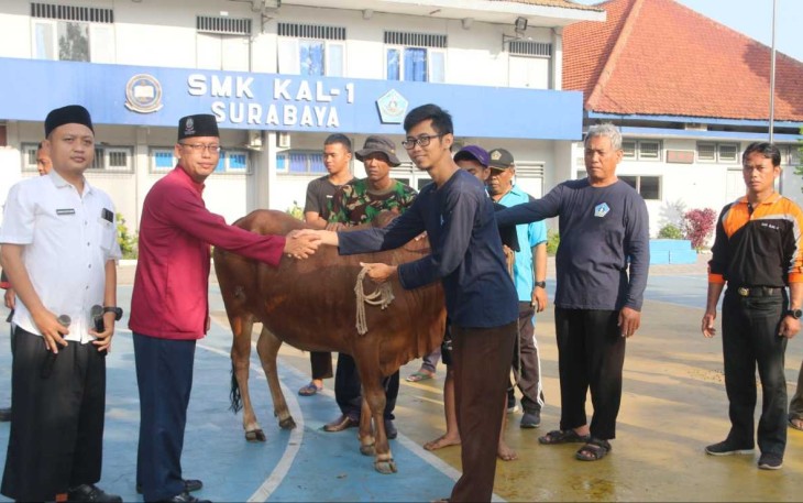 SMK KAL-1 saat menyerahkan hewan qurban 