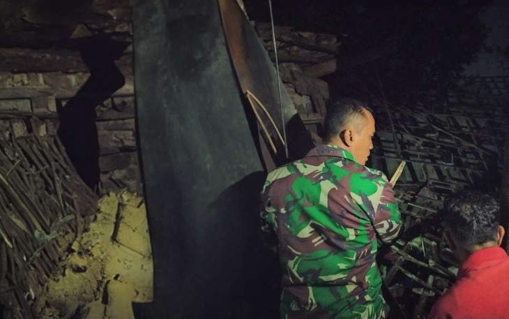 Sertu Suwito ketika pantau rumah warga terdampak gempa