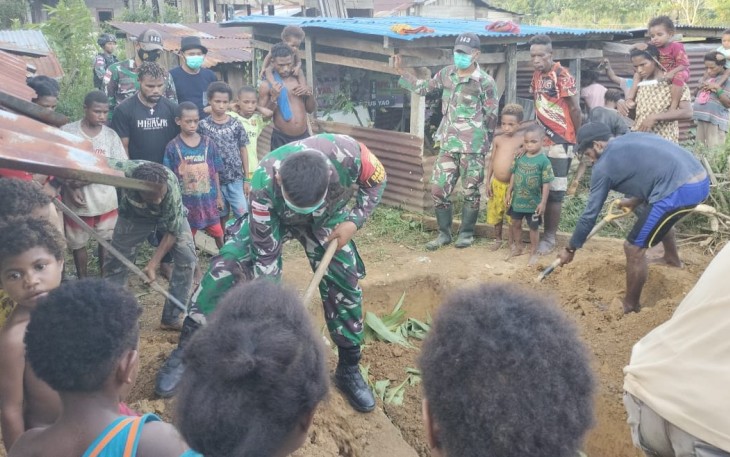 Satgas Yonif 143/TWEJ Bantu Warga Berduka di Perbatasan Papua 