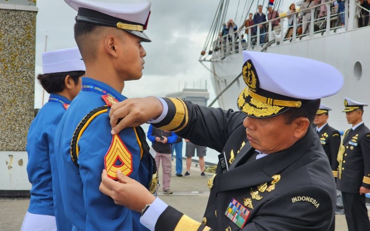 Gubernur AAL saat pimpin upacara kenaikan pangkat taruna di Belanda, Sabtu (1/7)
