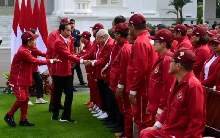 Presiden Jokowi saat memberikan ucapan selamat atlet Paragames di istana negara Jakarta, Senin (3/7)