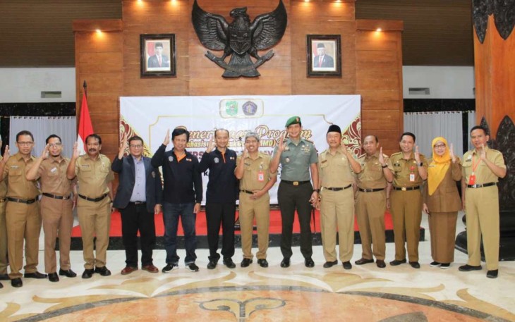 Dandim 0806/Trenggalek Letkol Kav Peddy Adi Prasetyo bersama mahasiswa universitas Brawijaya Malang dan forkopimda Trenggalek 
