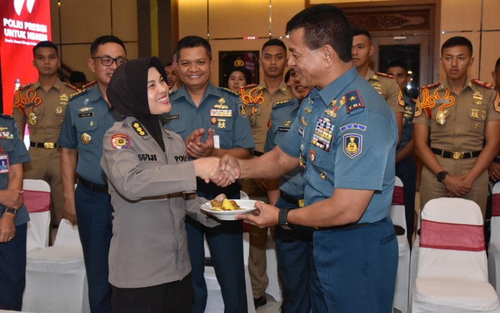 Wagub AAL Laksma TNI Dato' Rusman saat memberikan nasi tumpeng syukuran HUT Bhayangkara ke-77 di mapolda Jatim, Surabaya, Senin (3/7)