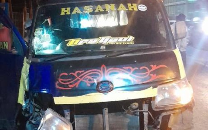 Mobil pickup hancur bagian depan setelah ditabrak motor, Selasa (4/7)
