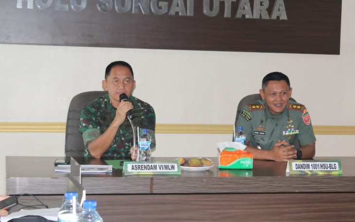 Asrendam VI/Mlw Kolonel Inf Bambang Yudi saat memberikan pengarahan di Kodim 1001/HSU-BLG, Selasa (4/7)