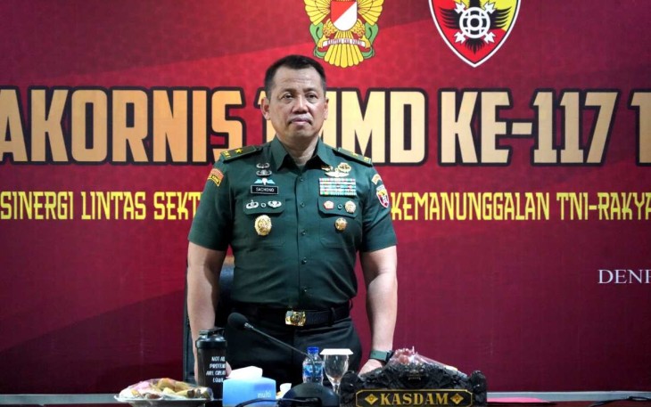 Kasdam IX Udayana Brigjen TNI Sachono saat menerima berita acara serah terima BAST Rusun 