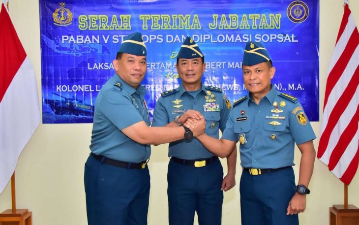 Asops Kasal Laksamana Muda TNI Denih Hendrata foto bersama usai sertijab 