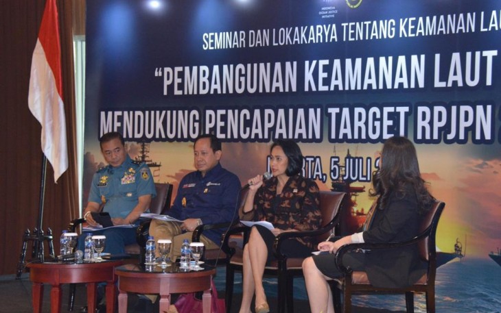 Asops Kasal Laksda TNI Denih Hendrata saat seminar keamanan laut di hotel Borobudur Jakarta, Rabu (5/7)