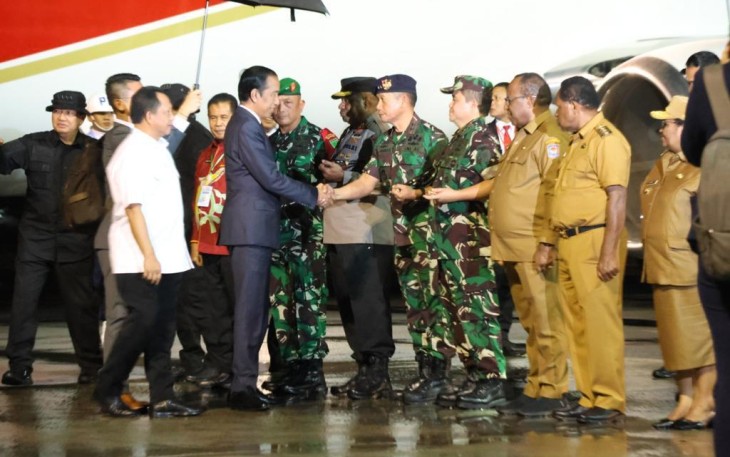 Pangkoarmada III Laksamana Muda TNI Rachmad Jayadi saat menyambut kedatangan presiden Joko Widodo di bandara Sentani Jayapura 