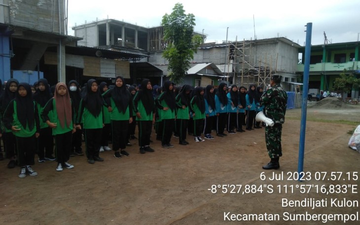 Latih siswa Peraturan Baris Berbaris 