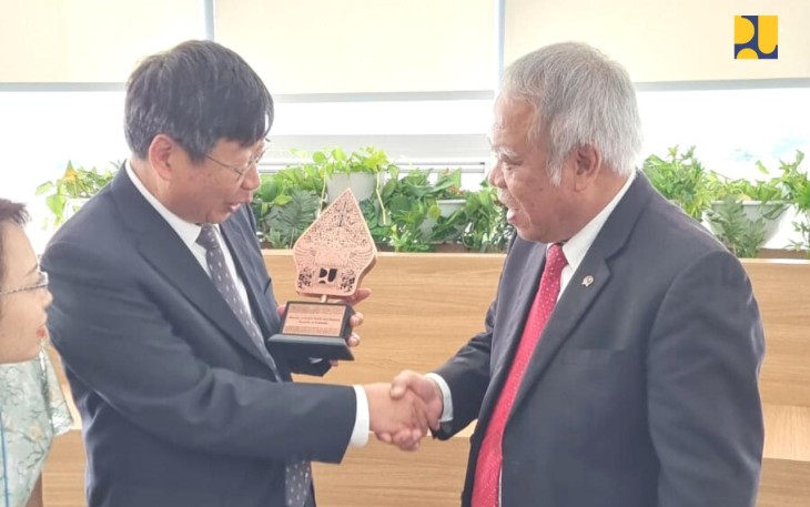 Menteri Basuki (kanan) saat memberikan cenderamata ke Wmen SDA Cina Liu Weiping di Hwaseong Korsel, Kamis (6/7)