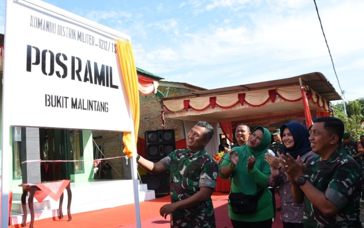 Danrem 023/KS Kolonel Inf Lukman Hakim saat meresmikanPos Ramil Bukit Malintang Koramil 12/Siabu Kodim 0212/TS  