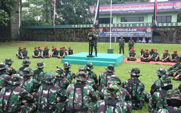 Danjen Kopassus Mayjen TNI Deddy Suryadi saat memberikan pengarahan, Jum'at (7/7)