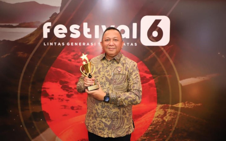 Kapuspenkum Ketut Sumedena saat menerima penghargaan liputan.com di Jakarta, Sabtu (8/7) 