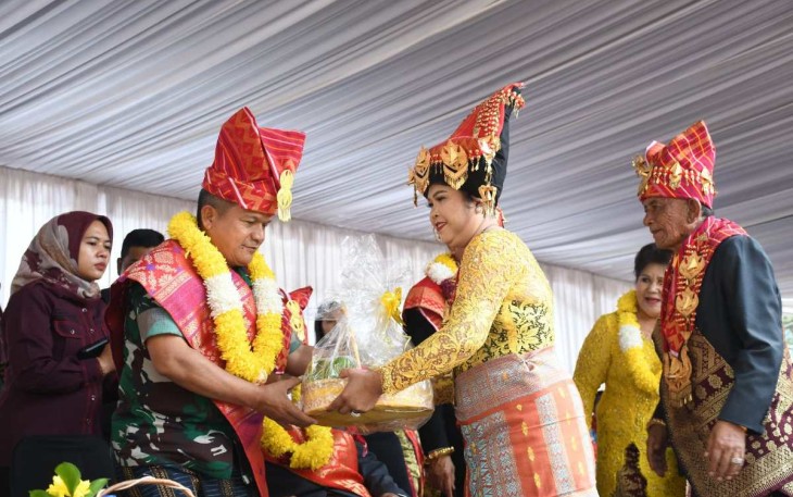 Pangdam I/BB Mayjen TNI Achmad Daniel Chardin saat menerima parcel buah 