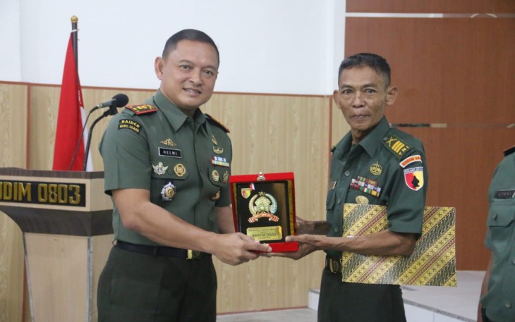 Dandim 0803/Madiun Letkol Inf Meina Helmi saat mberikan cenderamata prajuritnya purna tugas