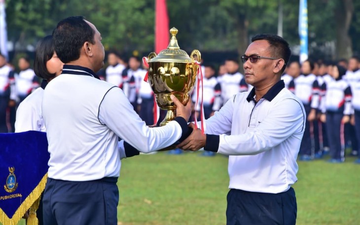 Danpushidrosal Laksma TNI Nur Hidayat saat menyerahkan piala Polwilbar tahun 2023 di Mabesal Jakarta, Senin (10/7)