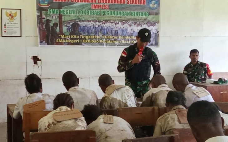 Satgas Yonif 143/TWEJ Beri Materi Dalam MOS di Pegunungan Papua 