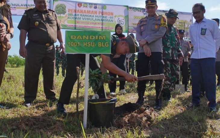 Dandim 1001/HSU-BLG Letkol Inf Dhuwi Hendradjaja saat menanam pohon, Senin (10/7)