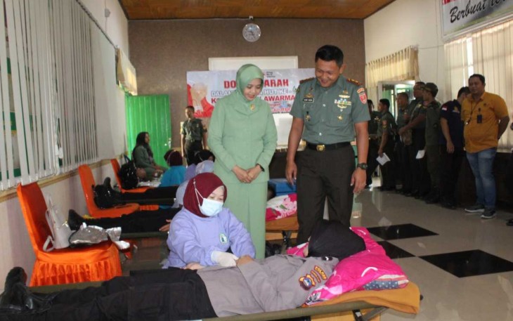 Dandim 1001/HSU-BLG Letkol Inf Dhuwi Hendradjaja saat meninjau pelaksanaan donor darah, Selasa (11/7)