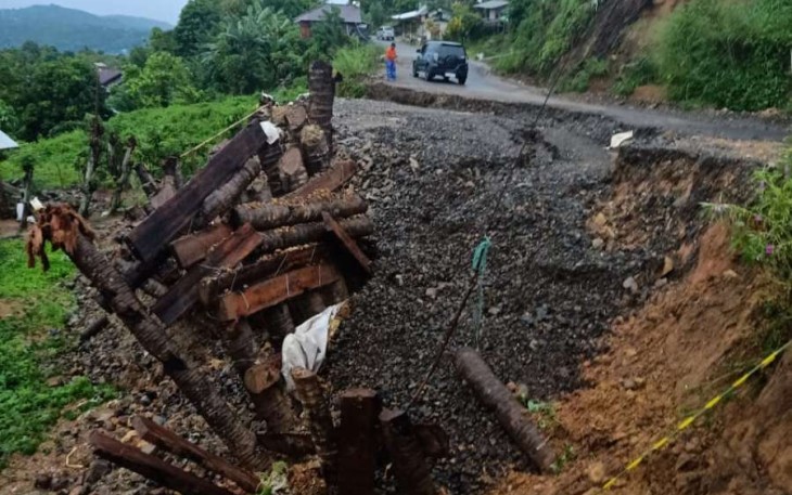 Material jalan longsor di Kabupaten Bolaang Mongondow Timur, Senin (10/7).