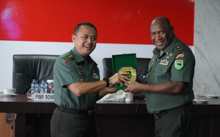 Kasdam XVIII Kasuari Brigjen TNI Yusuf Ragainaga bersama tenaga pengajar Lemhanas RI, Selasa (11/7)