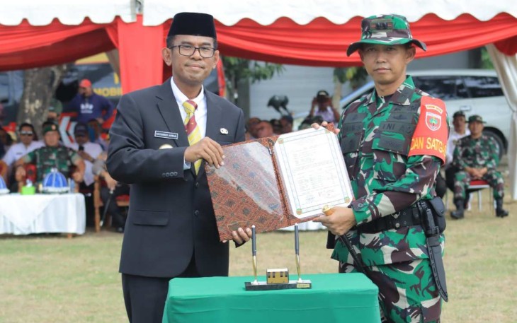 Pj Bupati Takalar DR Setiawan Aswad bersama Dansatgas TMMD ke 117 Letkol Kav Nanang Sujatmiko, Rabu (12/7)