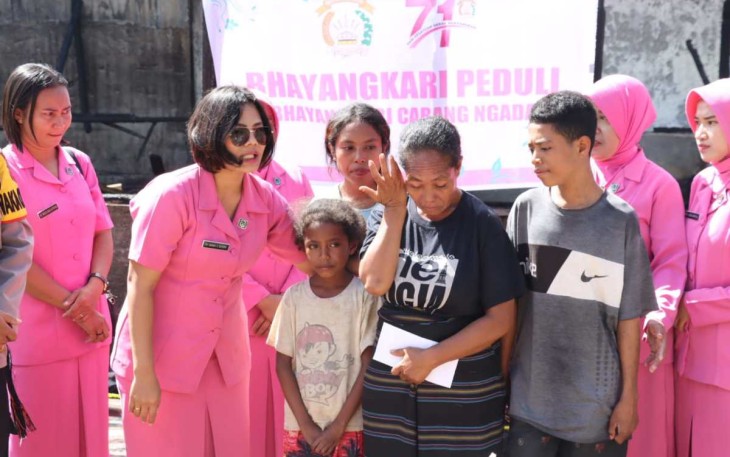 Wakil Ketua Bhayangkari Polres Ngada Ny Maria Mei Charles Sitepu bersama pengurus saat memberikan bantuan untuk korban kebakaran di Waebetu, Jum'at (14/7)