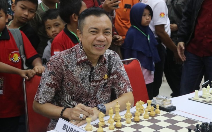 Wakil Bupati Blitar Rahmat Santoso Saat Sparing Catur Bareng Walikota Blitar Santoso (Foto : team Rahmat Santoso untuk Klikwarta.com)